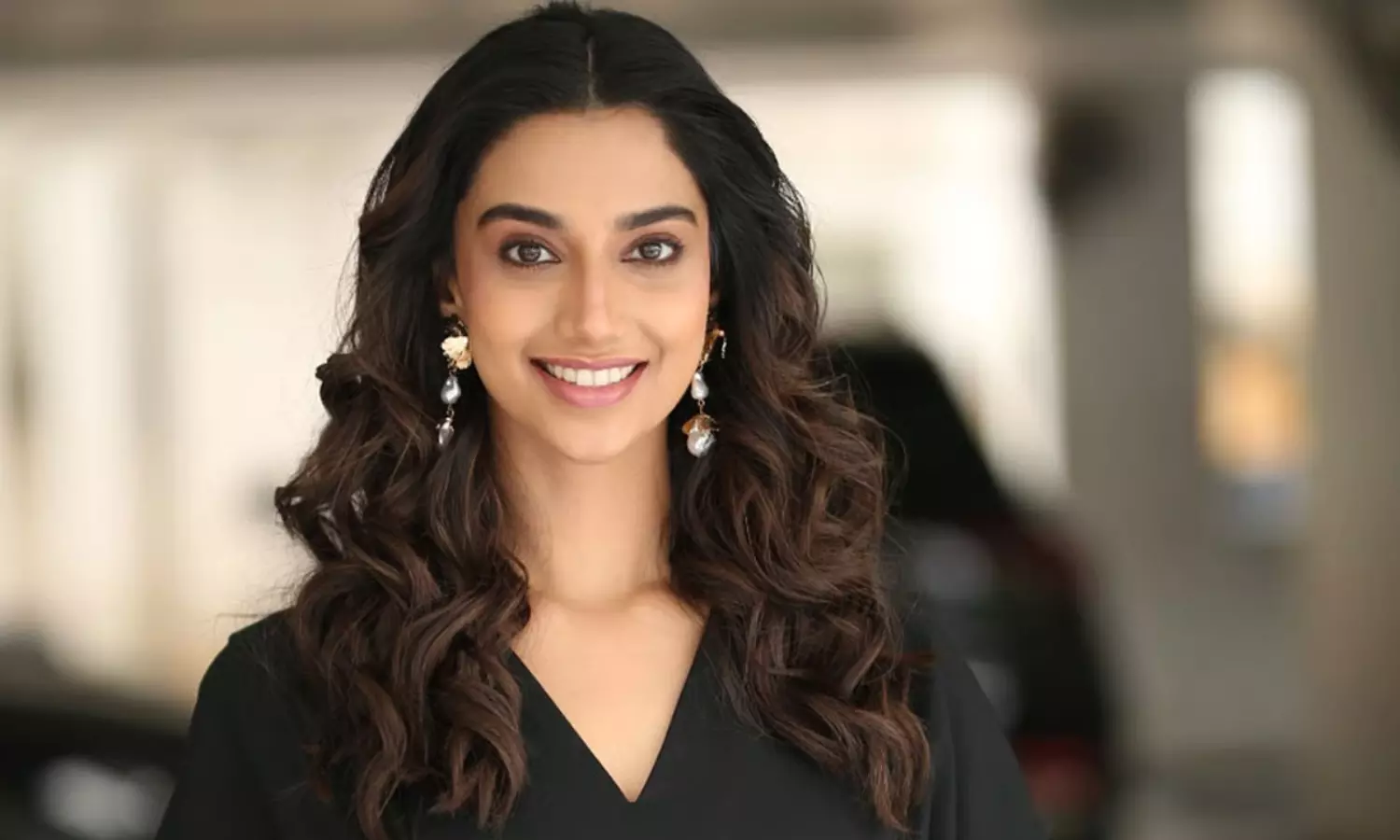 అక్క‌డా మీనాక్షి పాదం మోపుతోందా?