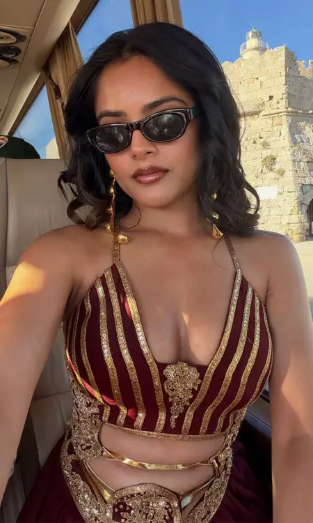 Riddhi Kumars Show-Stealing Look in Nache Nache Song