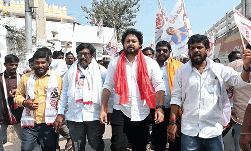 కాంగ్రెస్,బీఆర్ఎస్ ఎక్క‌డ పుట్టాయి.. కుర్ర హీరో తనీష్ సంచ‌ల‌న కామెంట్స్