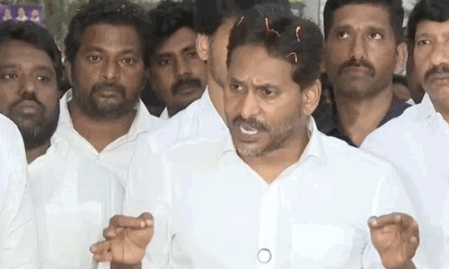 అనలిస్టుల ఒపీనియ‌న్‌: జ‌గ‌న్‌కు ఛాన్స్ ఇస్తోందెవ‌రు.. ?