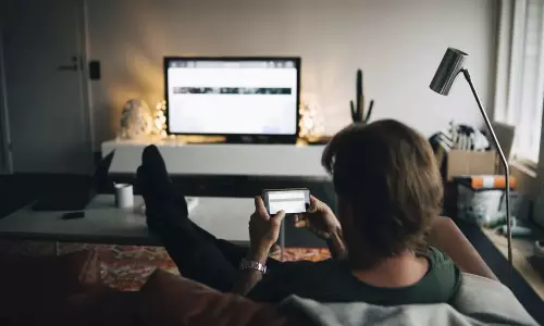 టీవీ చూస్తూ సెల్ ఫోన్ స్క్రోల్ చేస్తున్నారా .. అయితే ఇది చ‌ద‌వండి