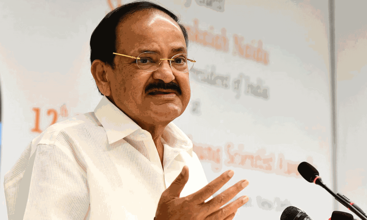 వెంకయ్య చెప్పిన నేతల ‘బూతు’ కథ?