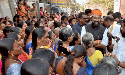 మంత్రి ఉత్తమ్ మీటింగ్.. అంతిమ యాత్రను ఆపేసిన కోరుట్ల ఖాకీలు