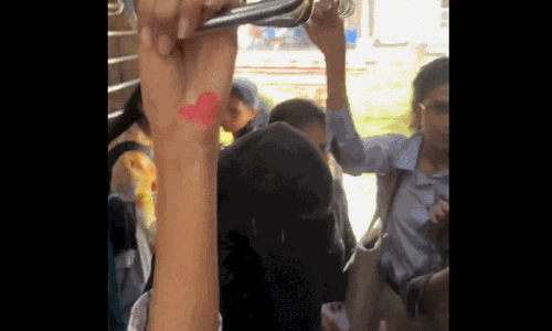 లేడీస్ కోచ్  లో బుర్ఖా ధరించిన వ్యక్తి తప్పుడు పనులు... వీడియో వైరల్!