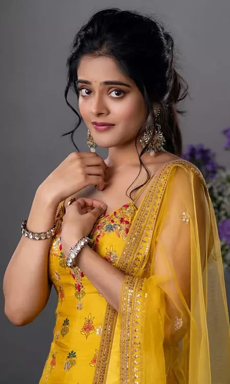 Riddhi Kumar’s Timeless Traditional Glow