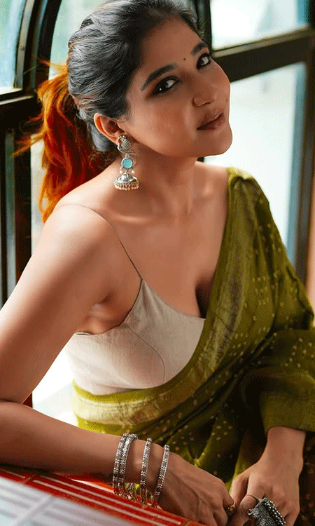 Sakshi Agarwal’s Saree Look Redefines Effortless Grace