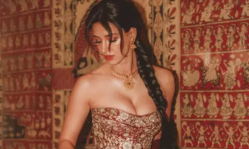 ఎరుపులో దిశా ప‌టానీ క‌ళాత్మ‌క భంగిమ‌లు