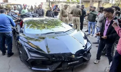 రూ.10 కోట్ల కారు ఢీకొట్టింది.. బుల్లెట్ రైడర్ ను 10 అడుగులు గాల్లోకి ఎగరేసింది!