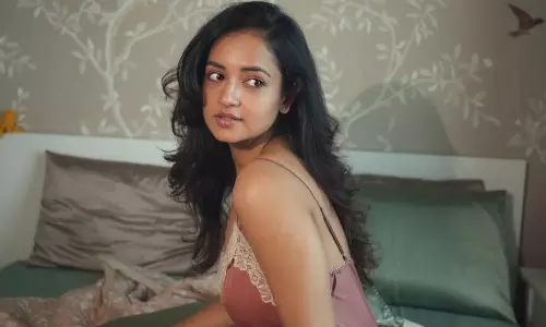 బెడ్డింగ్ టైమ్.. నైటీలో అందాలు ఆరబోస్తున్న శాన్వీ!