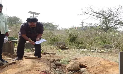 శ్మశానంలో ప్రచారం.. సమాదులను ఓట్లు అడిగిన అభ్యర్థి..