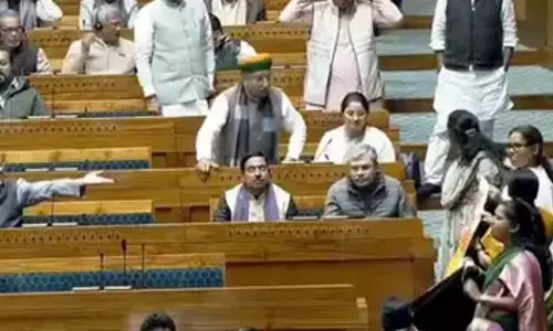 పార్లమెంట్  లో ప్రధాని సీటు వద్ద ఏమిటా బ్యానర్.. వీడియో వైరల్!