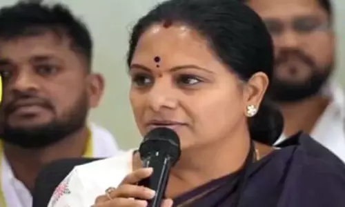 ప్రెస్ మీట్ లో అందర్ని కవర్ చేసిన కవిత