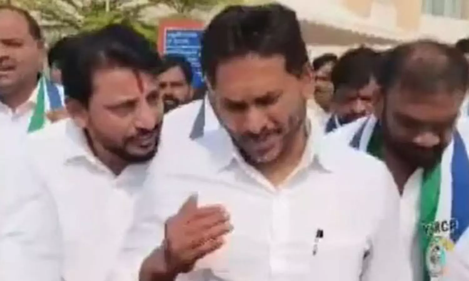 అసెంబ్లీలో జగన్ ను కలిసిన దువ్వాడ... వైసీపీలో హాట్ టాపిక్