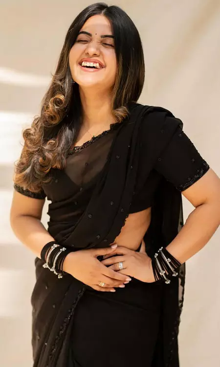 Sravanthi Chokarapu Stuns in Elegant Black Saree