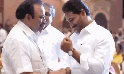 జగన్ తో షేక్ హ్యాండ్... సోషల్ మీడియా షేక్