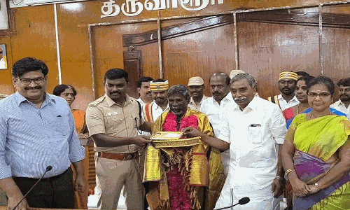 నిజాయితీగా దొరికిన నగల్ని ఇచ్చిన పారిశుద్ధ్య కార్మికుడికి వరం