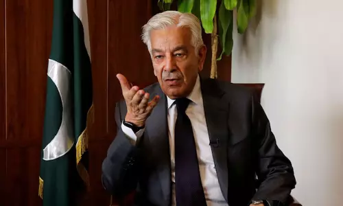 అమెరికా విషయంలో పాక్  రక్షణ మంత్రి రోధన అంతకుమించి..!