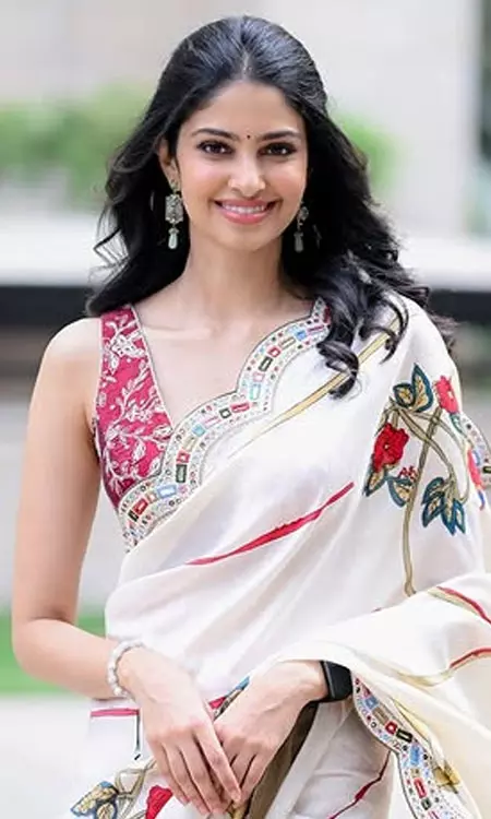 Manasa Varanasis Graceful Saree Ensemble