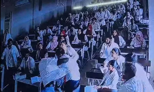 ప్రొఫెసర్ పై విద్యార్థి దాడి.. అసలేం జరిగిందంటే?