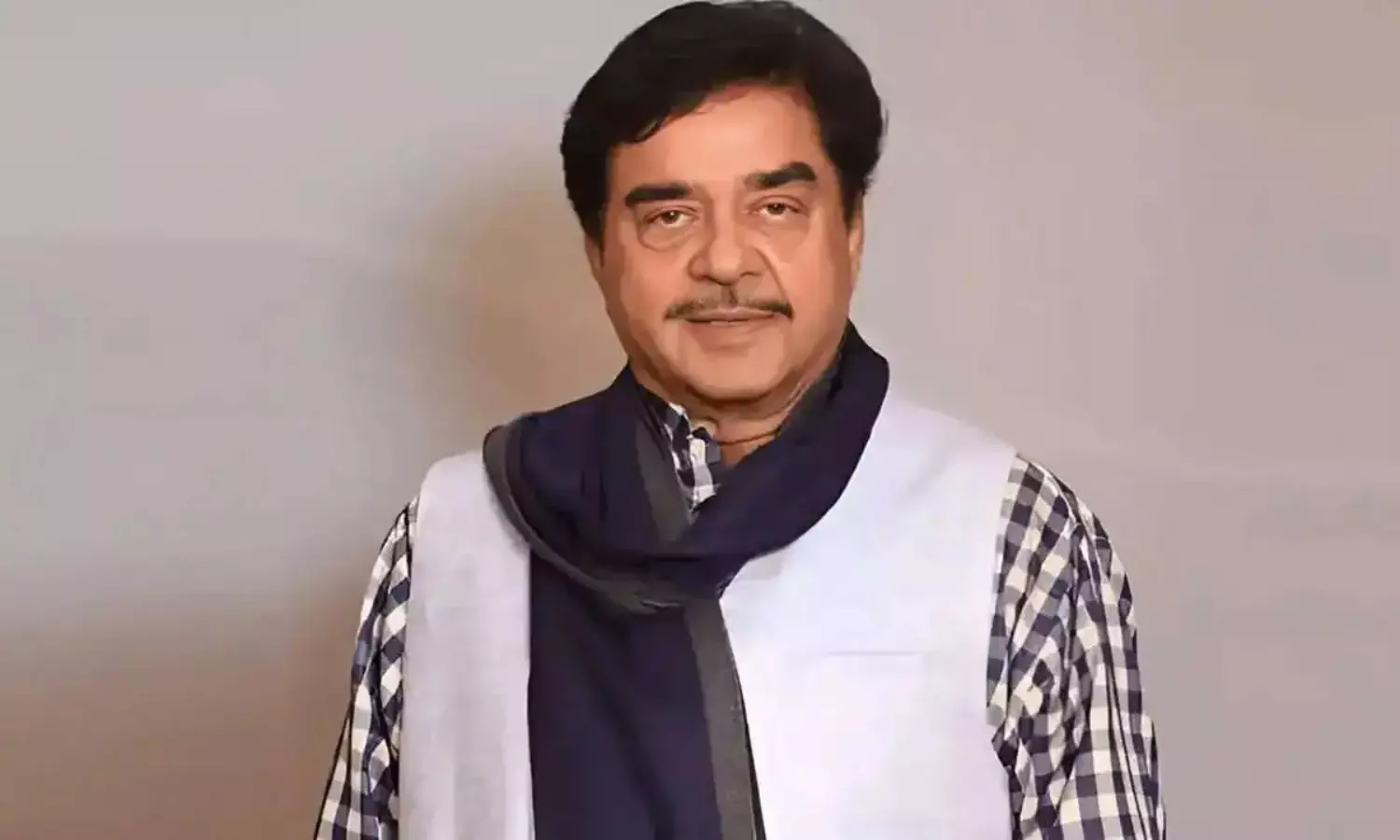 స్టార్ హీరోని చీట్ చేయలేరు.. కామోష్ ఆగడాలకు కోర్టులో చెక్ స్టార్ హీరోని చీట్ చేయలేరు.. కామోష్ ఆగడాలకు కోర్టులో చెక్