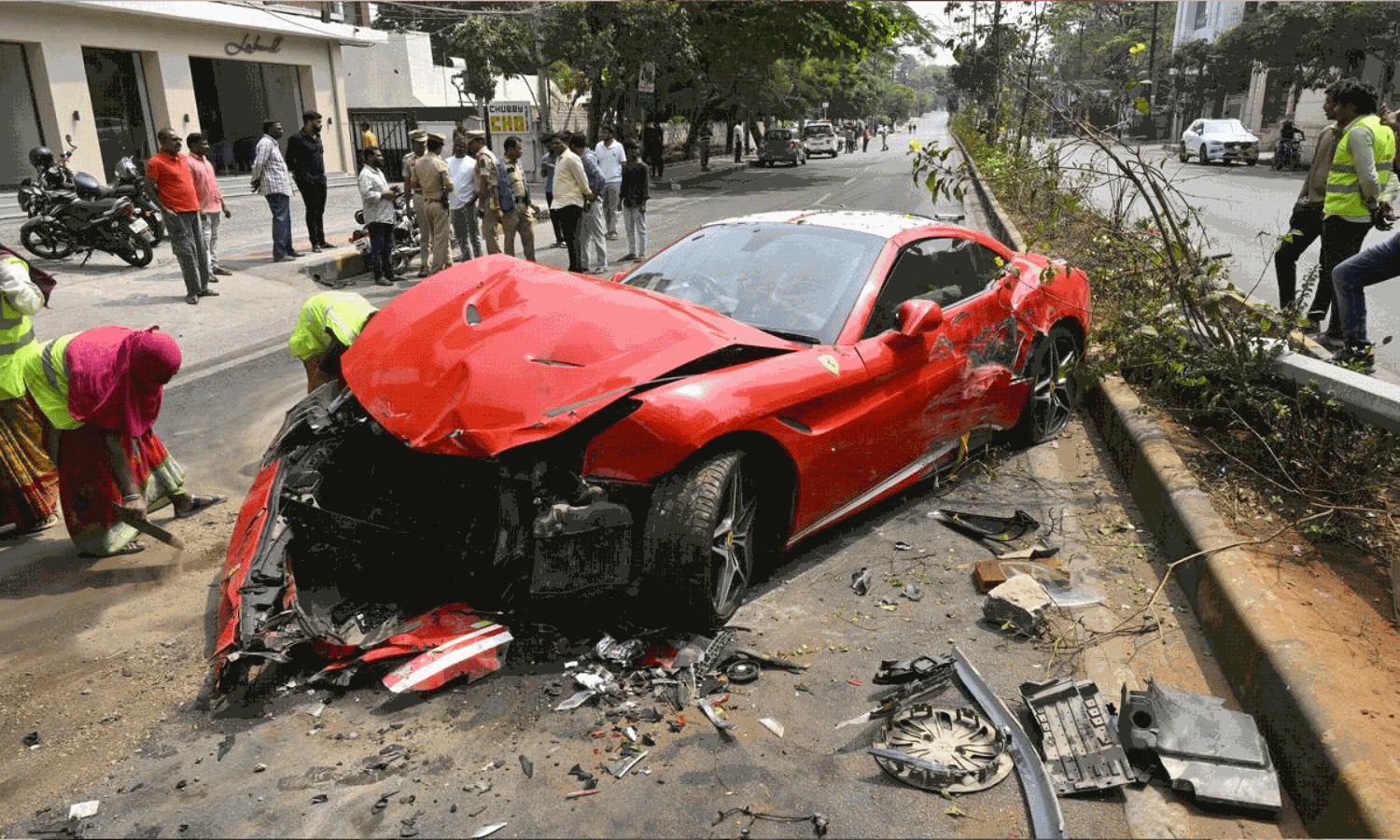 హైదరాబాద్ లో ఫెరారీ బీభత్సకాండ.. హైదరాబాద్ లో ఫెరారీ బీభత్సకాండ..