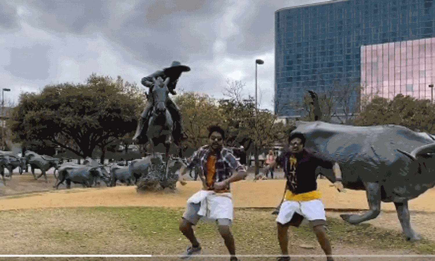 టెక్సాస్లో షాకింగ్ వీడియోలు: భారతీయుల ప్రవర్తనపై విమర్శలు.. టెక్సాస్లో షాకింగ్ వీడియోలు: భారతీయుల ప్రవర్తనపై విమర్శలు..