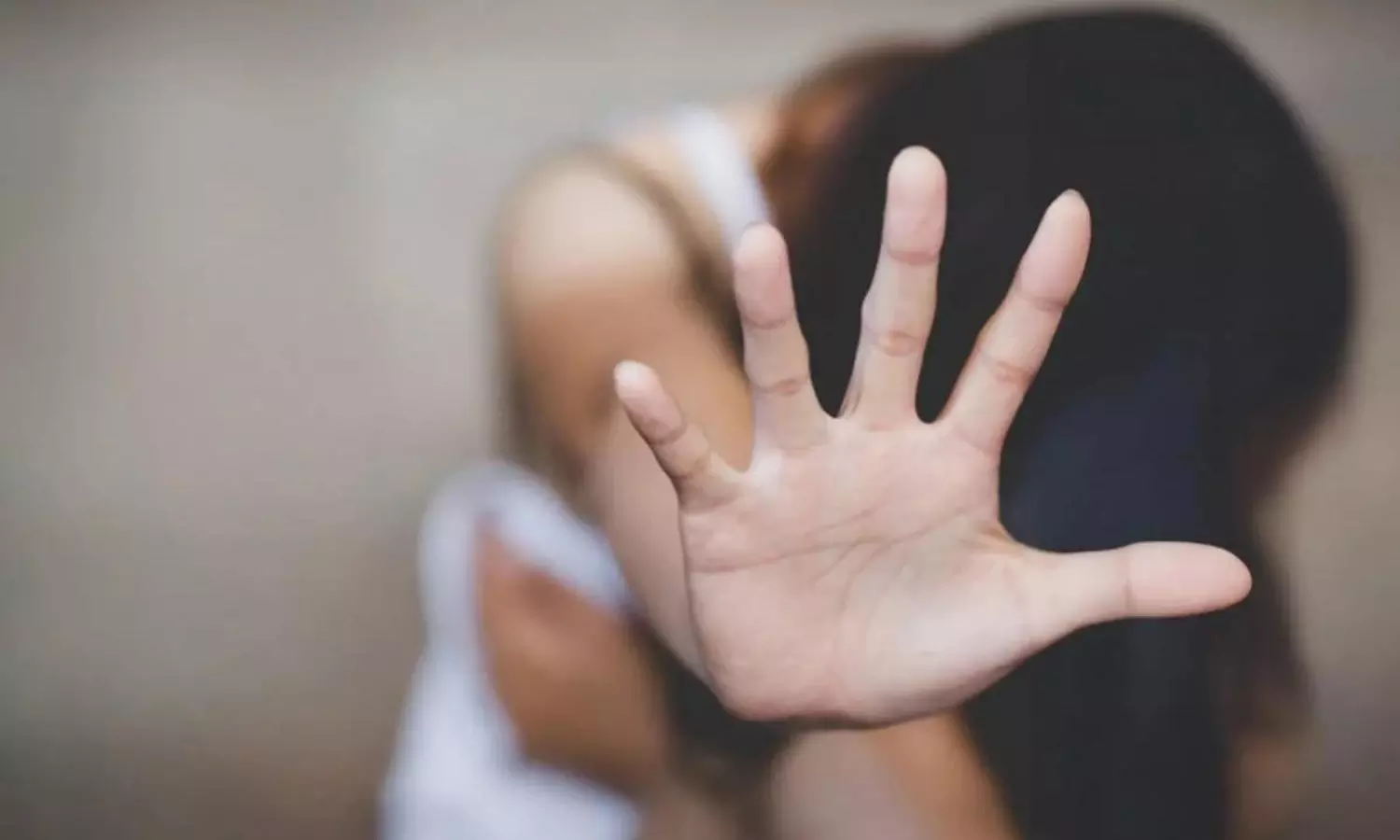 కూతురికి మత్తుమందు ఇచ్చి ప్రియుడితో లైంగికదాడి చేయించిన తల్లి కూతురికి మత్తుమందు ఇచ్చి ప్రియుడితో లైంగికదాడి చేయించిన తల్లి