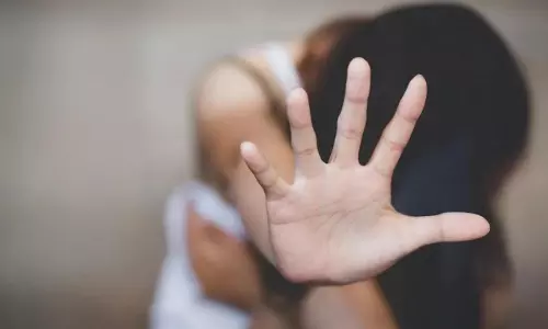 కూతురికి మత్తుమందు ఇచ్చి ప్రియుడితో లైంగికదాడి చేయించిన తల్లి