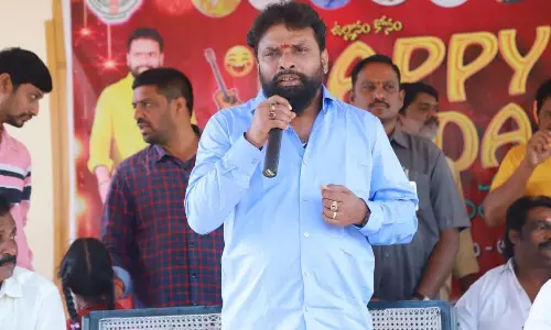 కేసీఆర్ ని తన్ని తరిమేస్తాడు అంట.. ఏపీ మంత్రి.. అవసరమా ఇలాంటి మాటలు?