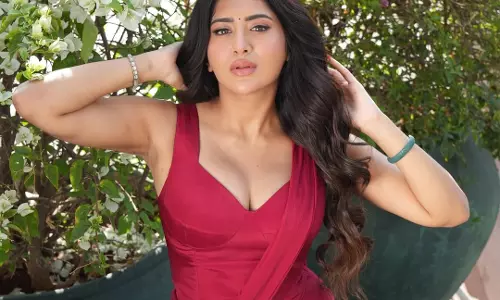 Rashi Singh Radiates Elegance in Maroon Glam