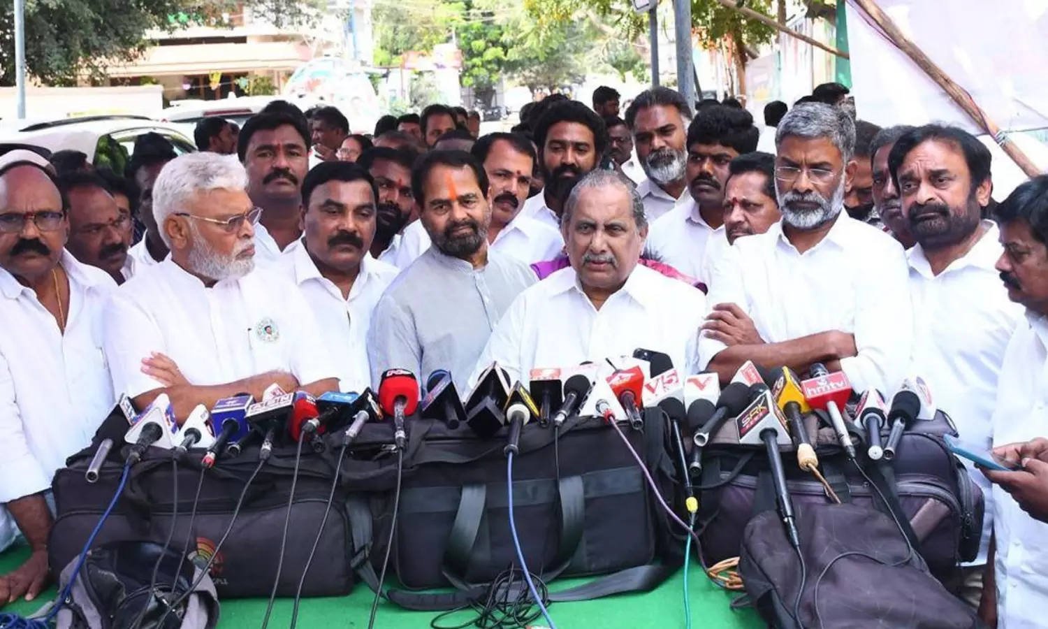 ముద్రగడ రాజకీయం: వైసీపీకి జై.. పవన్‌కు నై!