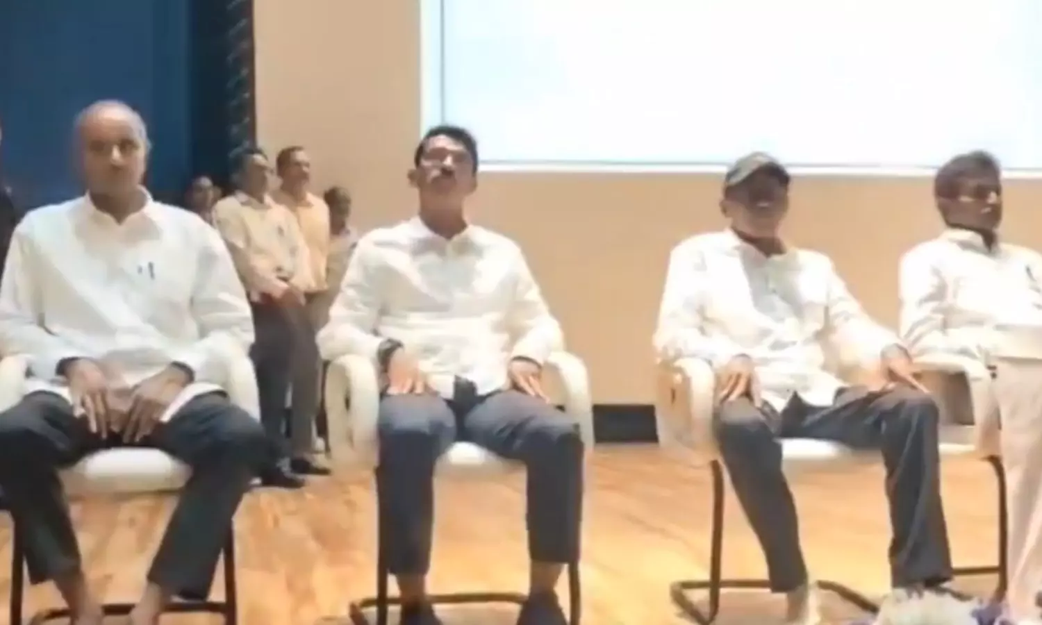 మావోయిస్టు దళపతి లొంగుబాటు.. ఇక మిగిలింది గణపతి మాత్రమే!! మావోయిస్టు దళపతి లొంగుబాటు.. ఇక మిగిలింది గణపతి మాత్రమే!!