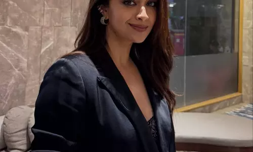 Keerthy Suresh Turns Heads with a Bold and Elegant Mirror Selfie