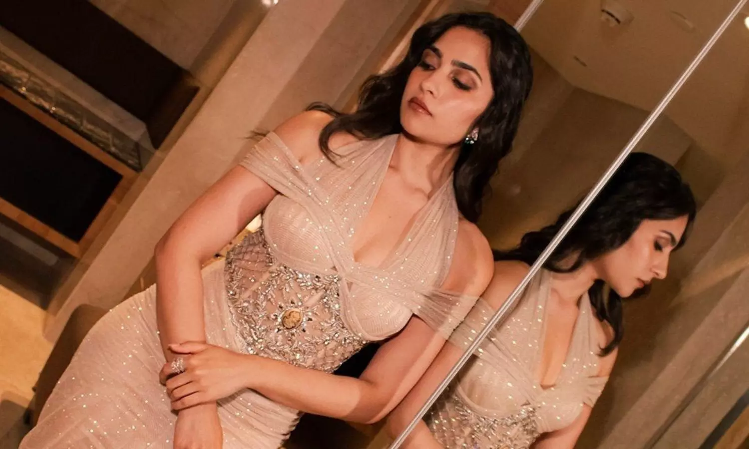 గ్లామర్ లుక్ తో కట్టిపడేస్తున్న రుక్మిణి వసంత్