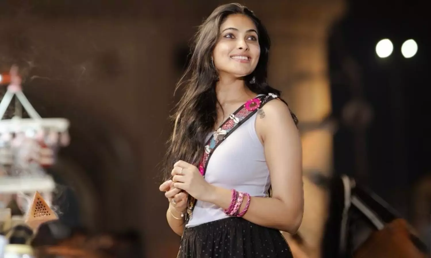 ఛార్మినార్ వీధుల్లో షాపింగ్ చేస్తున్న బిగ్ బాస్ బ్యూటీ! ఛార్మినార్ వీధుల్లో షాపింగ్ చేస్తున్న బిగ్ బాస్ బ్యూటీ!