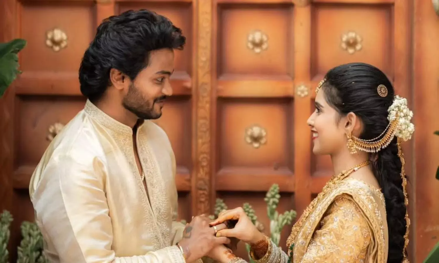 బిగ్ బాస్ షన్ను ఎంగేజ్మెంట్.. ఆ V ఎవరంటే? బిగ్ బాస్ షన్ను ఎంగేజ్మెంట్.. ఆ V ఎవరంటే?