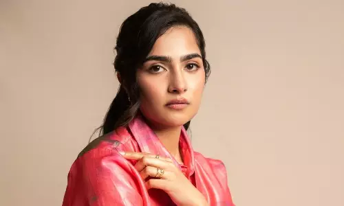 లేలేత మెరుపులతో మంత్రముగ్ధుల్ని చేస్తున్న రుక్మిణీ!