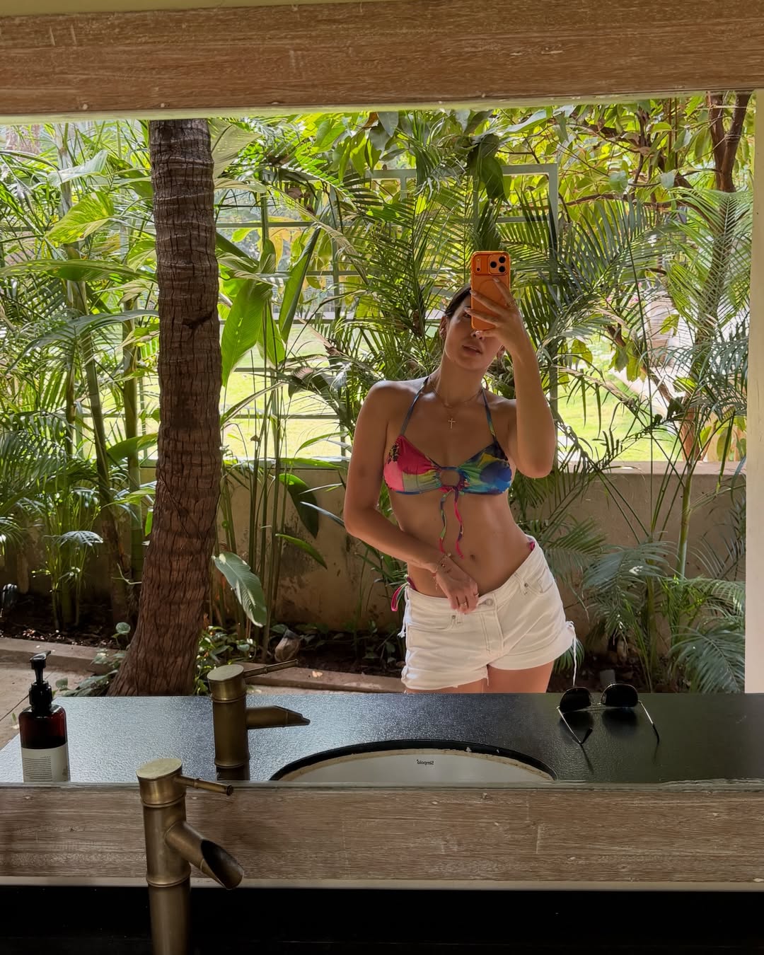 Natasa Stankovic Radiates Tropical Vibes in Stunning Mirror Selfie Natasa Stankovic Radiates Tropical Vibes in Stunning Mirror Selfie