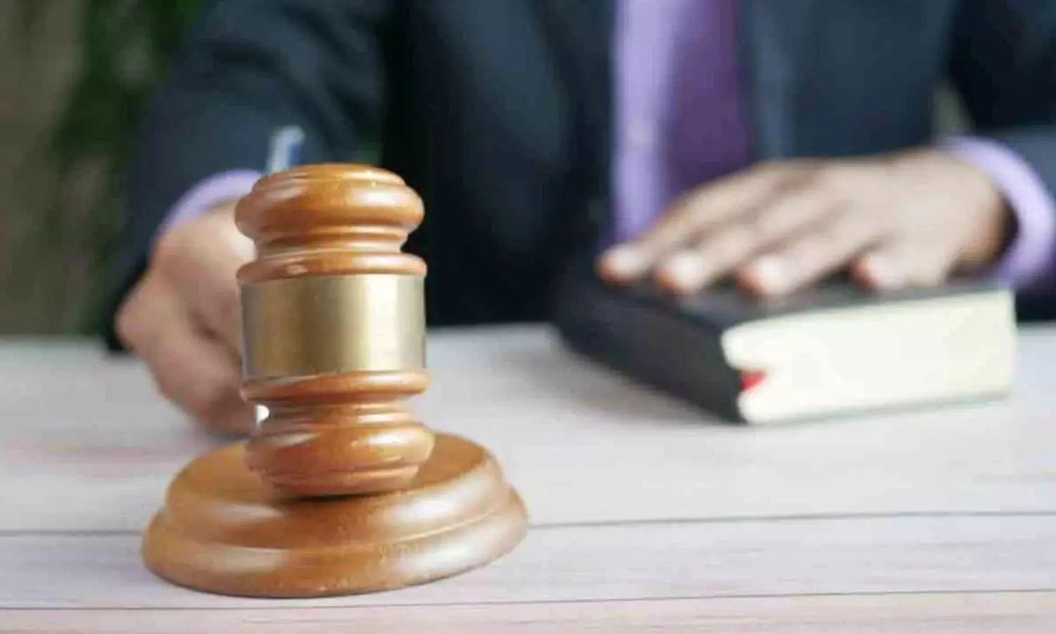 శిక్ష వేసిన న్యాయమూర్తికే వార్నింగ్.. యూపీ కోర్టులో కలకలం శిక్ష వేసిన న్యాయమూర్తికే వార్నింగ్.. యూపీ కోర్టులో కలకలం