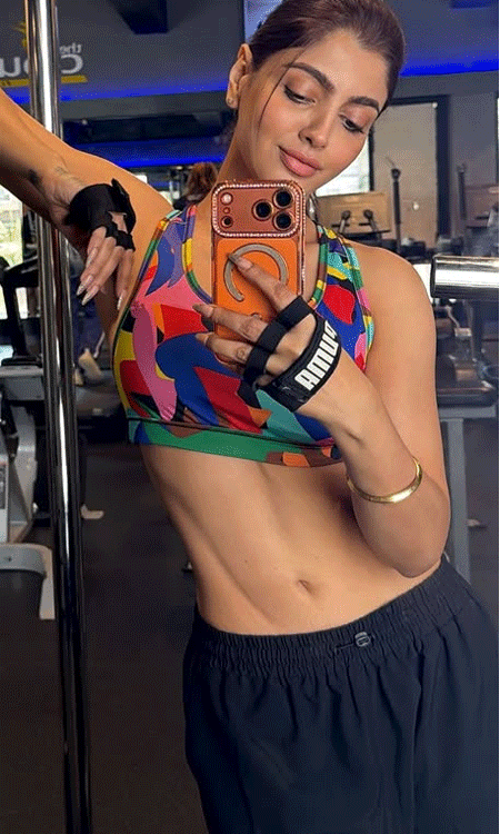 Akanksha Puri Chooses Dumbbells Over Dates