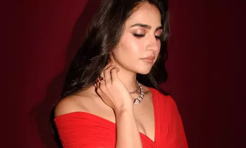 ఎర్ర చీరలో ఆకట్టుకుంటున్న రుక్మిణీ..