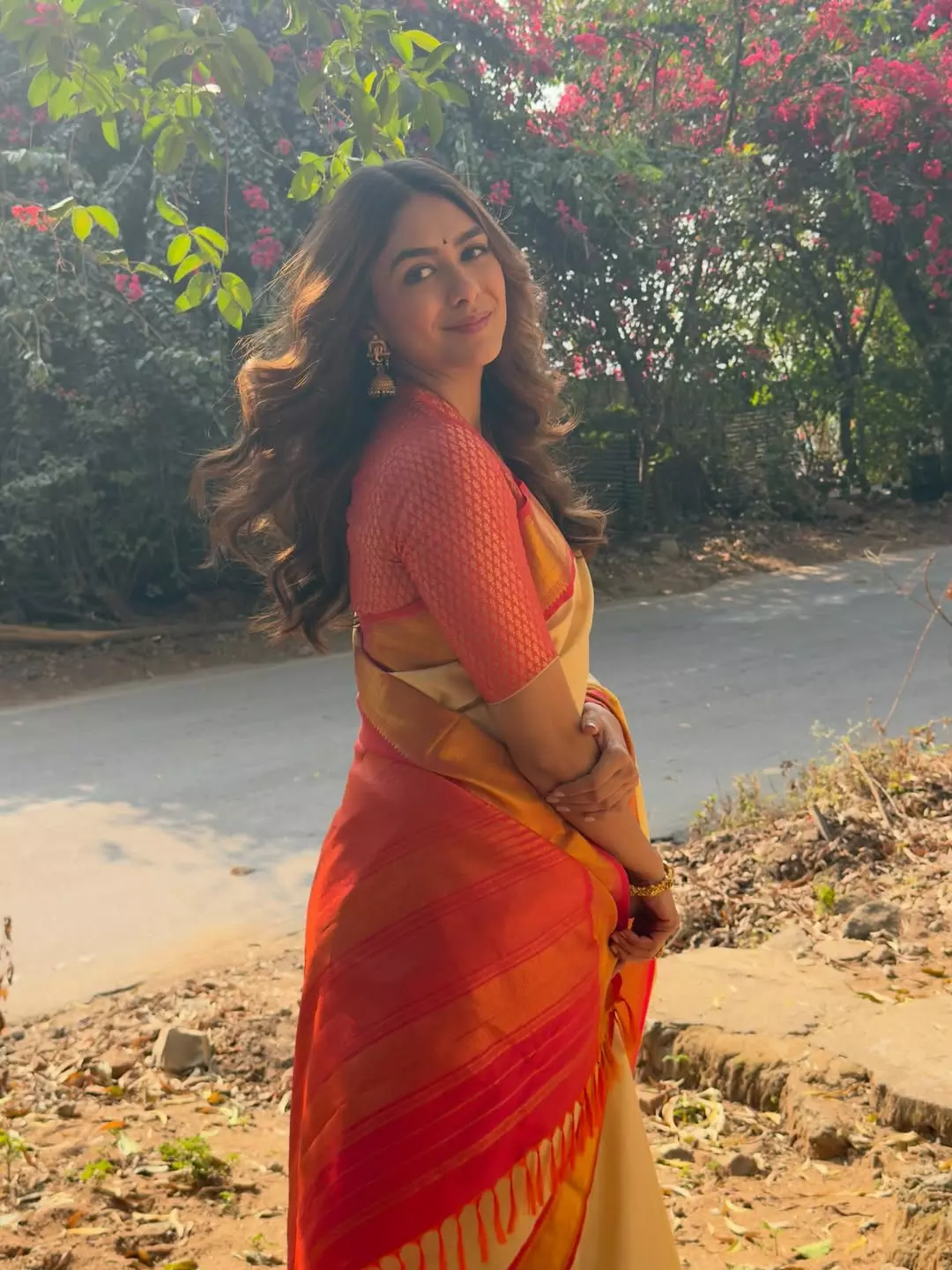 Divine Vibes in Tirumala: Mrunal Thakurs Stunning Saree Divine Vibes in Tirumala: Mrunal Thakurs Stunning Saree