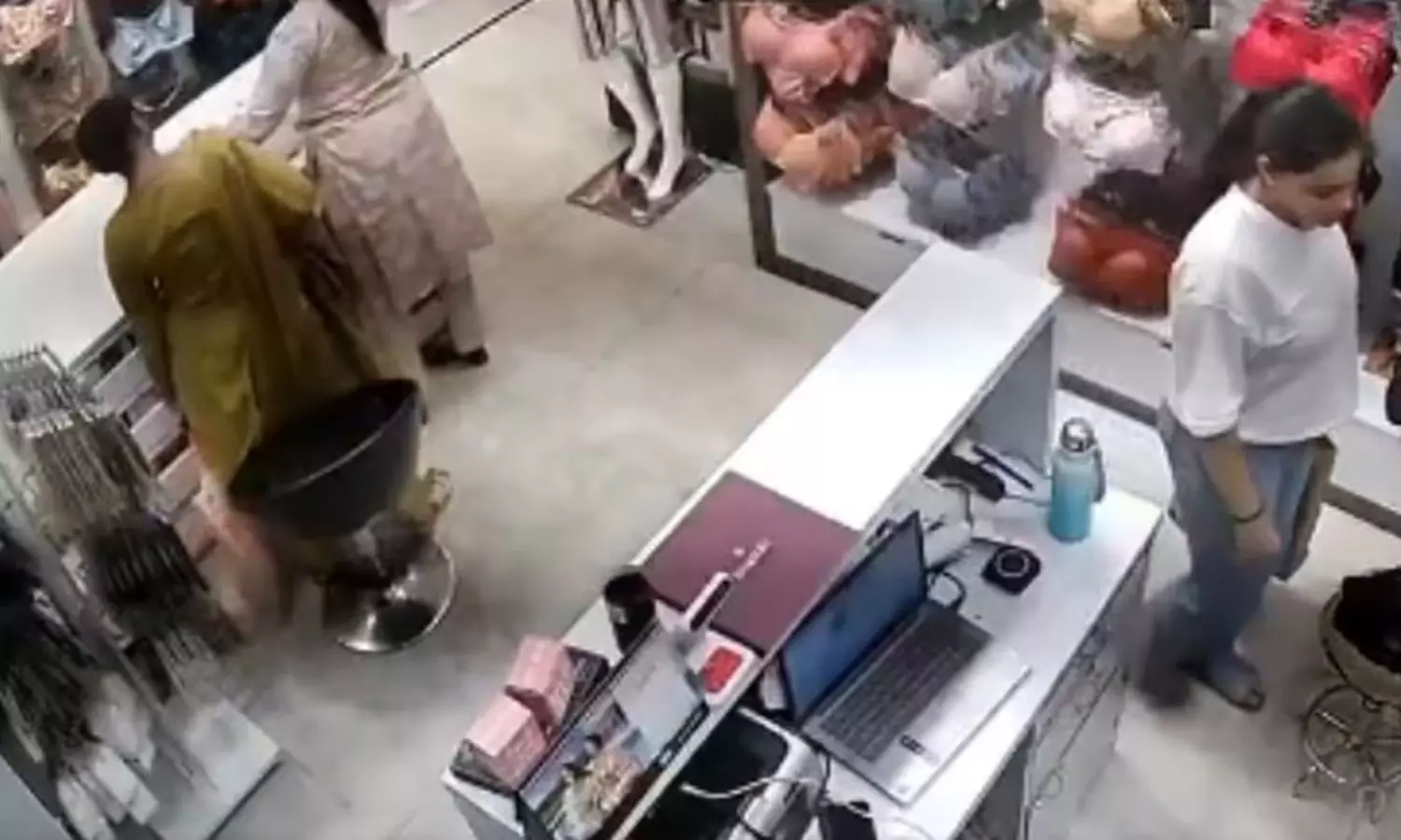 ఉన్నత పదవిలో ఉండి కూడా.. 10వేల దుస్తుల చోరీ.. సీసీ కెమెరాలో చిక్కడంతో షాక్.. ఉన్నత పదవిలో ఉండి కూడా.. 10వేల దుస్తుల చోరీ.. సీసీ కెమెరాలో చిక్కడంతో షాక్..