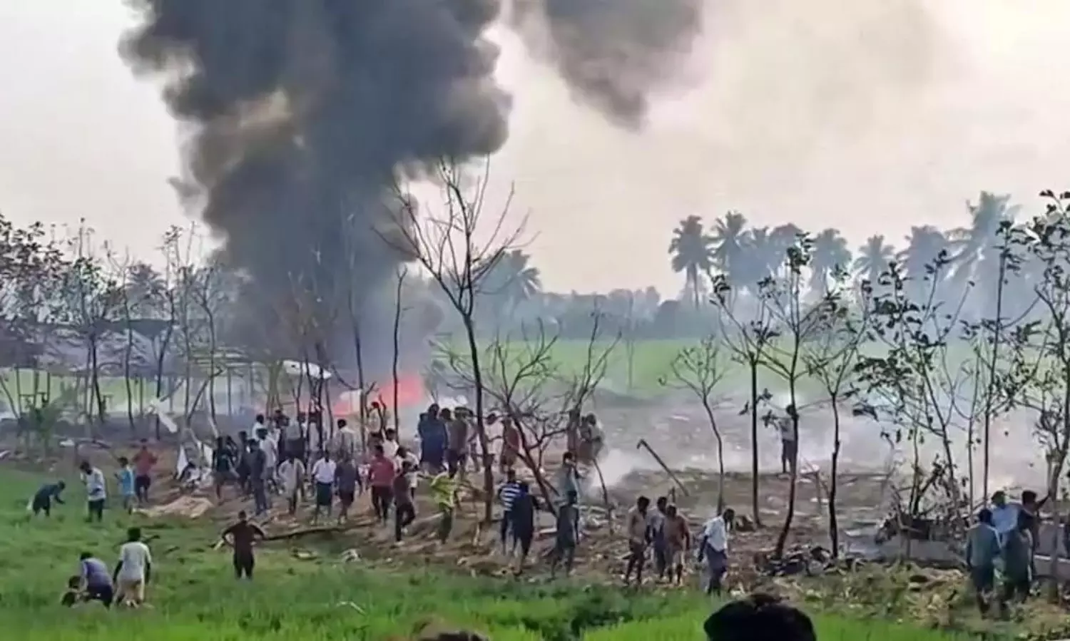 నిప్పుతో చెలగాటం.. గాలిలో దీపంలా ప్రాణాలు.. అత్యంత ప్రమాదకరంగా ఫైర్ వర్స్క్