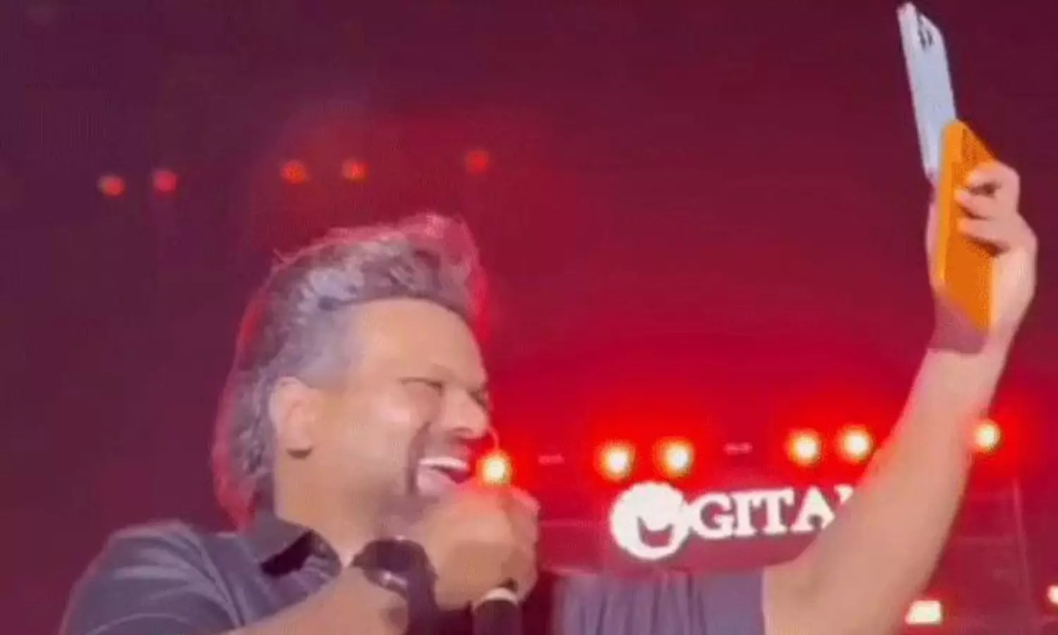 పాత ఫోన్ కు కొత్త ఐఫోన్ కవర్.. మనోజ్ సజెషన్ ఏంటంటే?