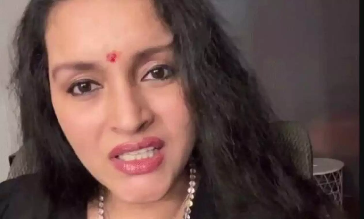 దేవుడి బట్టల్లో ఉంటే అలా అడుగుతారా?.. రేణు దేశాయ్ ఫైర్