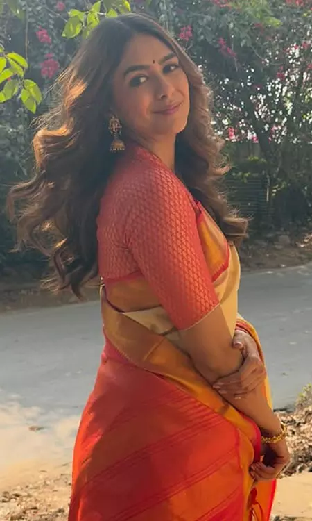 Divine Vibes in Tirumala: Mrunal Thakurs Stunning Saree