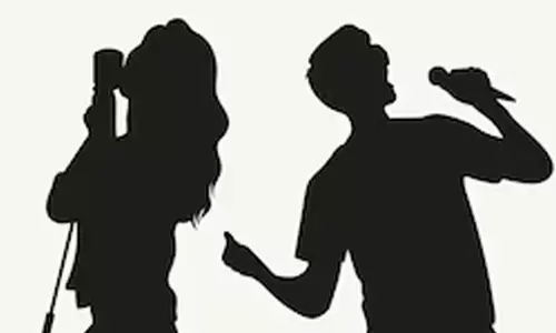 ట్రెండీ స్టోరి: గాయ‌నీ గాయ‌కులు ఎలా మోస‌పోతున్నారో తెలిస్తే షాక్ తింటారు!