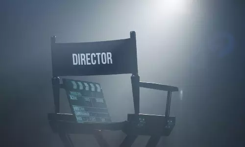 స్టార్ డైరెక్ట‌ర్ చెక్కులిచ్చి మోస‌పోయాడా?