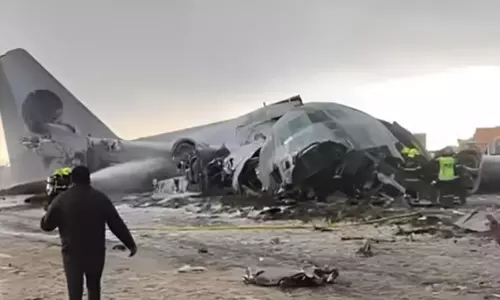 రన్ వేపై కూలిపోయిన విమానం.. కట్ చేస్తే నోట్ల కట్టలతో నిండిపోయిన రన్ వే..